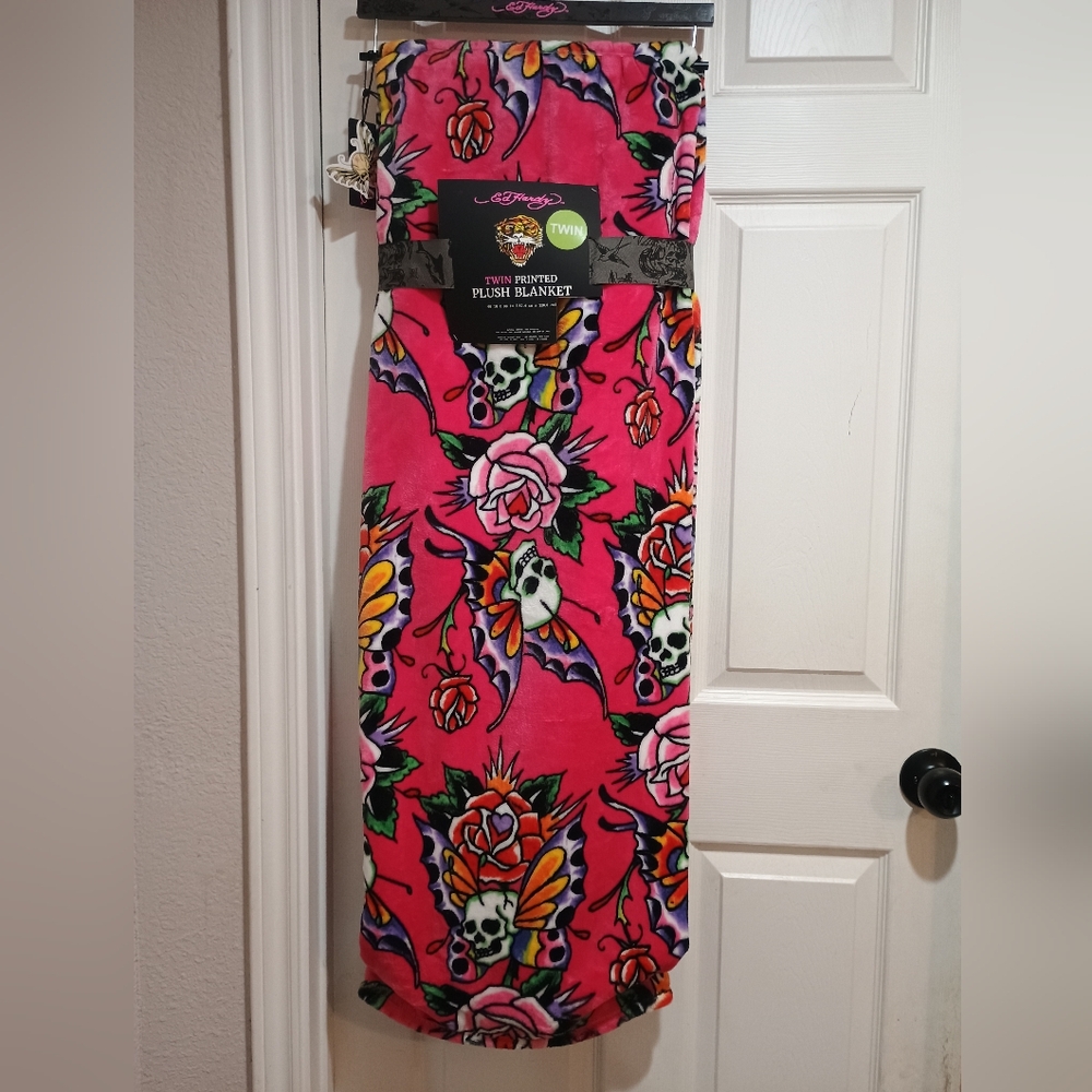 New Ed Hardy Hot Pink Vibrant Skull/Rose Print Plush Blanket Size Twin 60x90